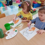 Dzieci malują marchewki 1.jpg