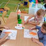 Dzieci malują marchewki 2.jpg