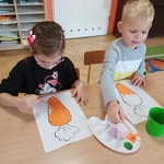 Dzieci malują marchewki 3.jpg