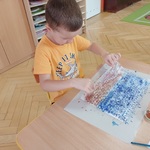 Chłopiec wykonuje tło do pracy plastycznej 2.jpg
