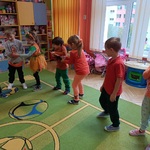 Dzieci podczas zabawy __Marchewka parzy__ 2.jpg