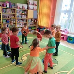 Dzieci podczas zabawy __Marchewka parzy__ 3.jpg