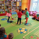 Dzieci podczas zabawy __Marchewka parzy__ 4.jpg