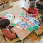 Dzieci wykonują pracę plastyczną 1.jpg
