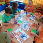 Dzieci wykonują pracę plastyczną 3.jpg