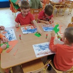 Dzieci wykonują pracę plastyczną 4.jpg