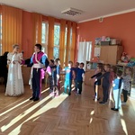 Dzieci tańczą poloneza 1.jpg