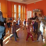 Dzieci tańczą poloneza 2.jpg