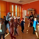 Dzieci tańczą poloneza 3.jpg