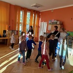Dzieci tańczą poloneza 4.jpg