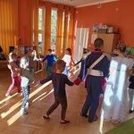 Dzieci tańczą poloneza 6.jpg