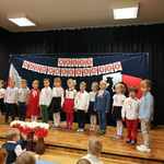 dzieci śpiewają pieśńi patriotyczne.jpeg