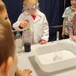 dzieci obserwują eksperymenty (1).jpg