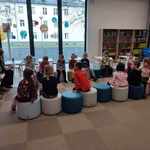dzieci biorą udział w lekcji bibliotecznej o Pluszowym Misiu (6).jpg