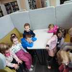 dzieci zwiedzają bibliotekę (5).jpg