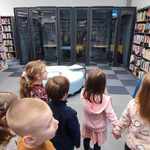 dzieci zwiedzają bibliotekę (1).jpg
