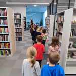 dzieci zwiedzają bibliotekę (8).jpg