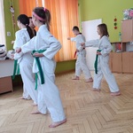 dzieci oglądają pokaz taekwondo 2.jpg