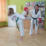 dzieci oglądają pokaz taekwondo 6.jpg