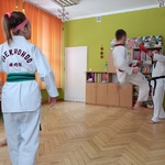 dzieci oglądają pokaz taekwondo 7.jpg