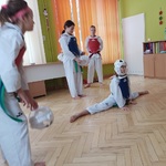 dzieci oglądają pokaz taekwondo 10.jpg