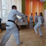 dzieci oglądają pokaz taekwondo 11.jpg