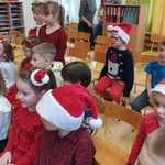 Dzieci oglądają __Jasełka__.jpg