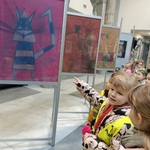 Dzieci oglądają wystawę rysunków 1.jpg
