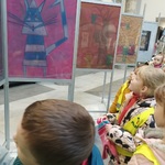 Dzieci oglądają wystawę rysunków 2.jpg