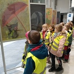 Dzieci oglądają wystawę rysunków 3.jpg