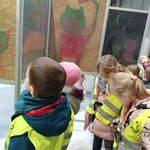 Dzieci oglądają wystawę rysunków 4.jpg