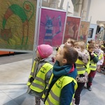 Dzieci oglądają wystawę rysunków 5.jpg