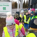 Dzieci stoją przed budynkiem POK.jpg