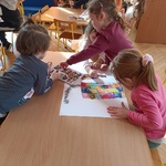 Dzieci rysują w zespołach 1.jpg