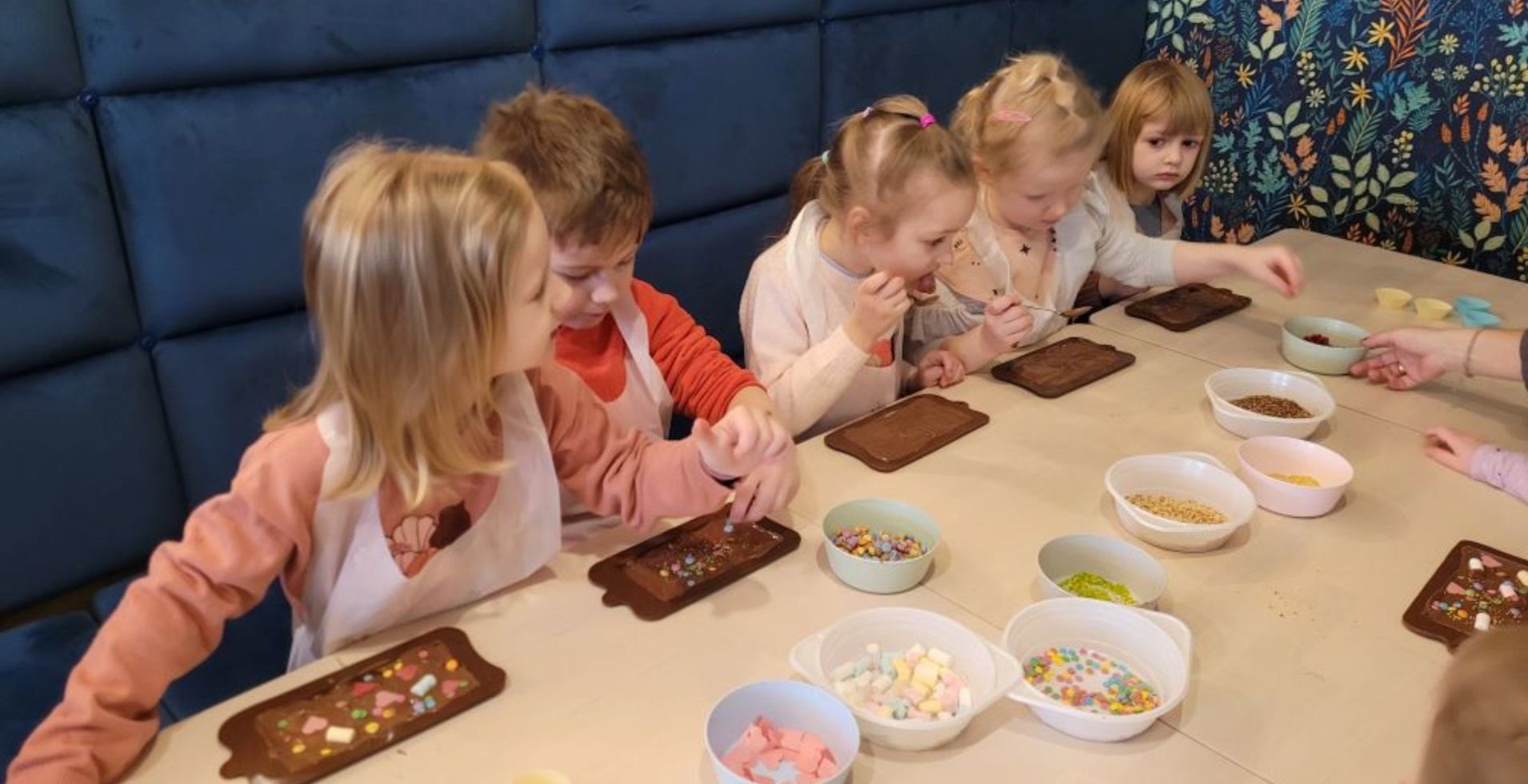 Dzieci robią same czekoladę.jpg