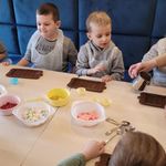 Dzieci robią czekoladę.jpg4.jpg