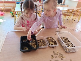 Dziewczynki segregują monety.jpg