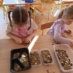 Dziewczynki segregują monety 1.jpg