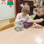 Dzieci wrzucają monety do pudełka 1.jpg