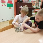 Dzieci wrzucają monety do pudełka 2.jpg