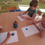 dzieci wykonują zadanie z kropkami (2).jpg