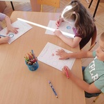 dzieci wykonują zadanie z kropkami (4).jpg