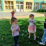 zabawy dzieci z bańkami mydlanymi (4).jpg