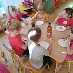 dzieci jedzą szarlotkę 3.jpg