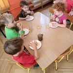 dzieci jedzą szarlotkę 1.jpg